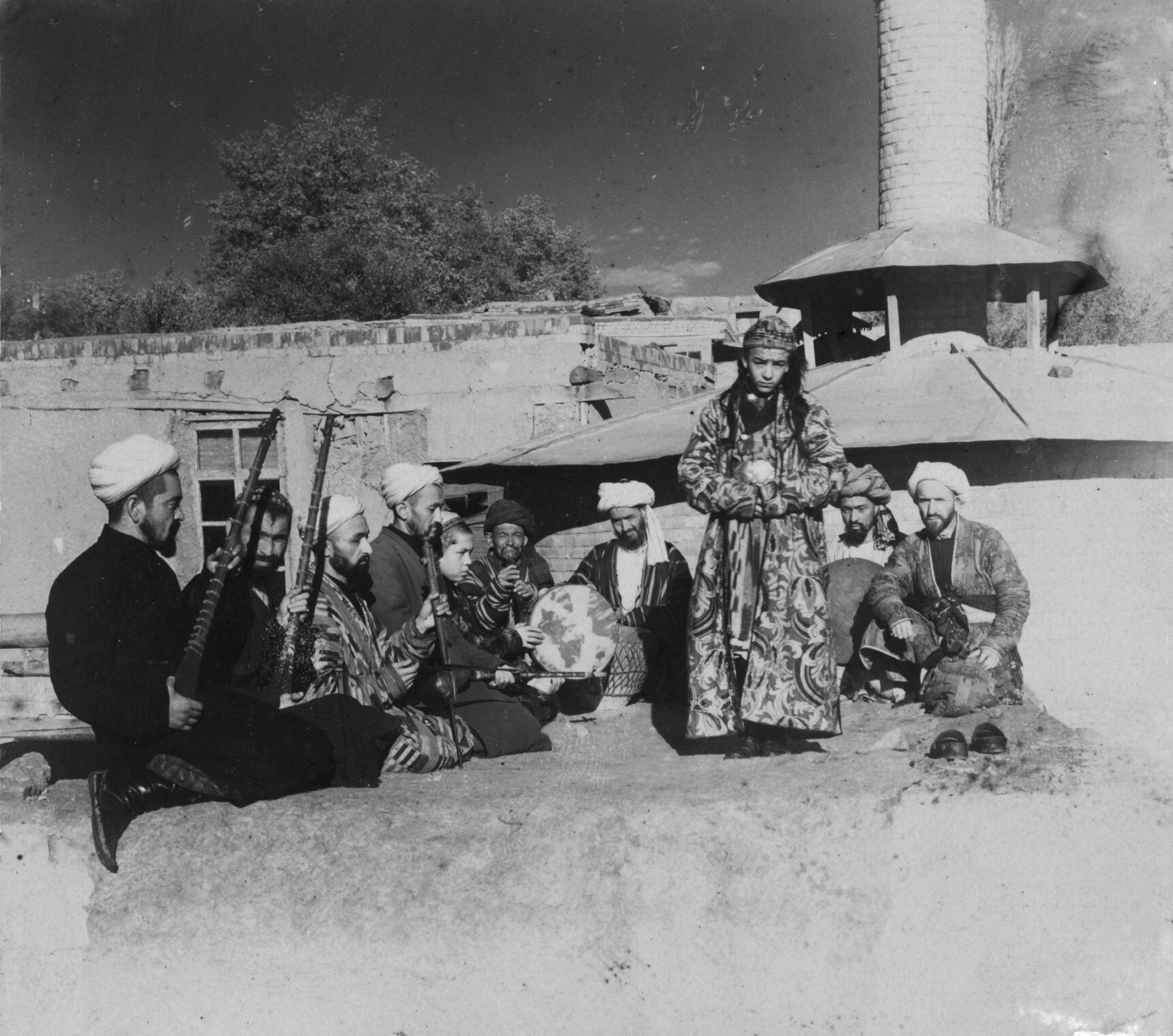 http://upload.wikimedia.org/wikipedia/commons/9/91/Samarkand_A_group_of_musicians_playing_for_a_bacha_dancing_boy.jpg
