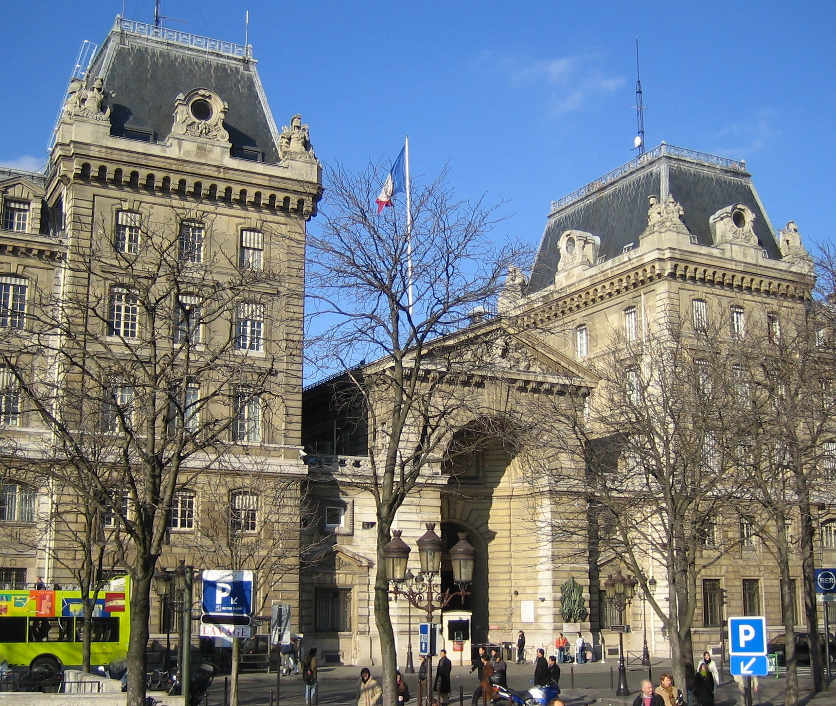 http://upload.wikimedia.org/wikipedia/commons/9/92/Paris-prefecture-de-police.jpg