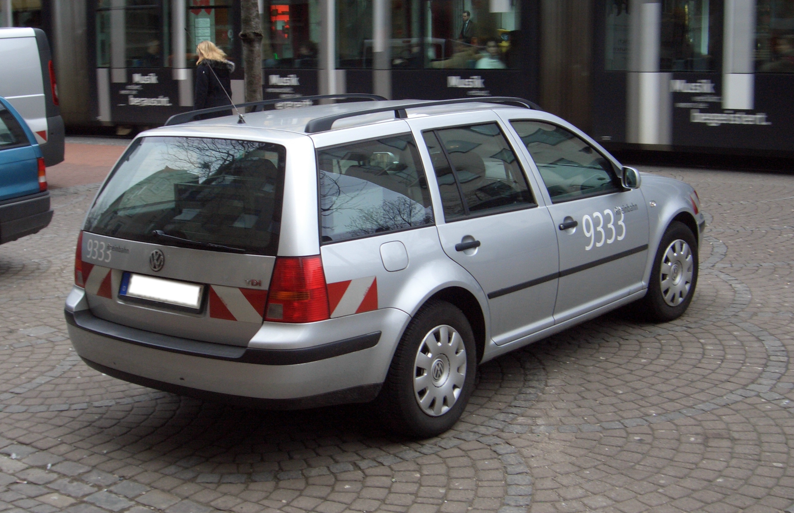 File:Volkswagen Golf Variant TDI Mk.IV 2001-2006 DuesseldorfRheinbahn ...