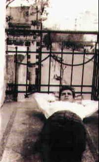 Ernesto Guevara en el balcón de su casa en Buenos Aires, Araoz 2180