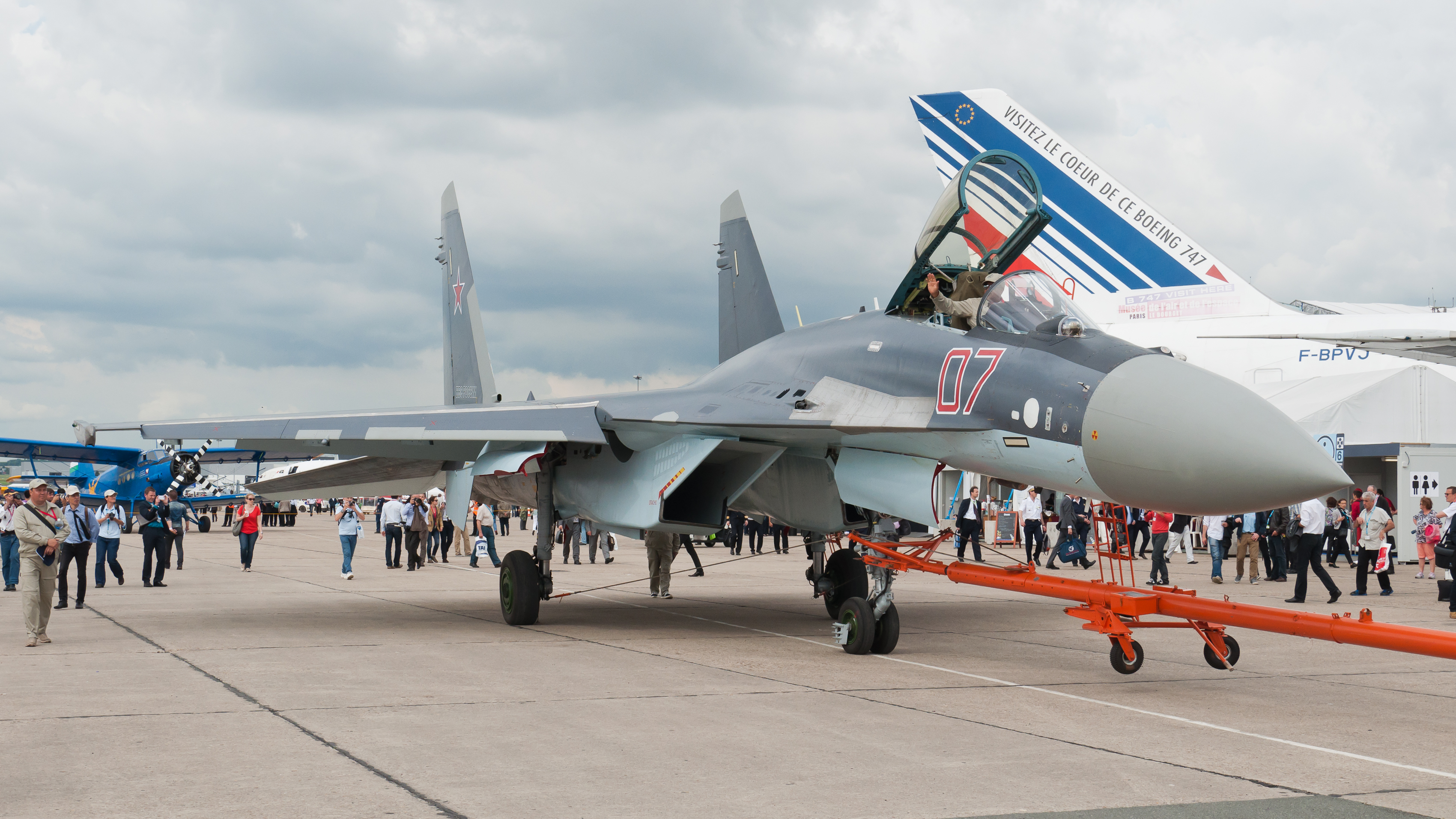 Sukhoi_Su-35S_07_RED_PAS_2013_01.jpg