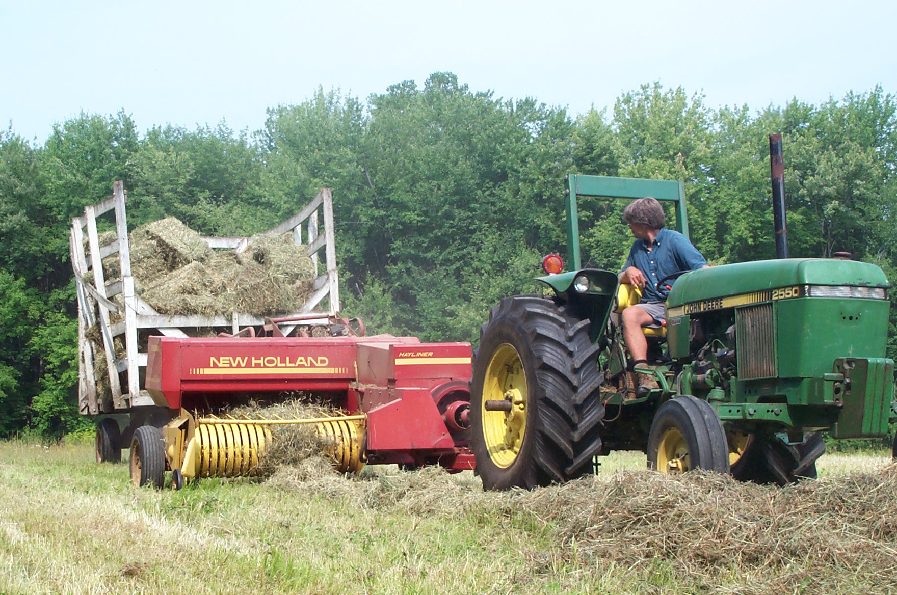 File:John Deere 2550 with New Holland Hayliner - 1.jpg