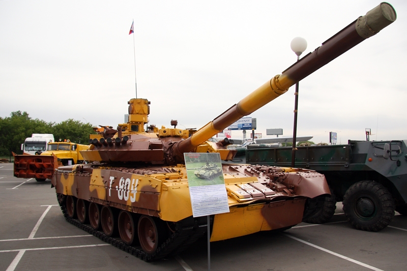 T-80UM-1_at_VTTV-Omsk-2009_-01.jpg