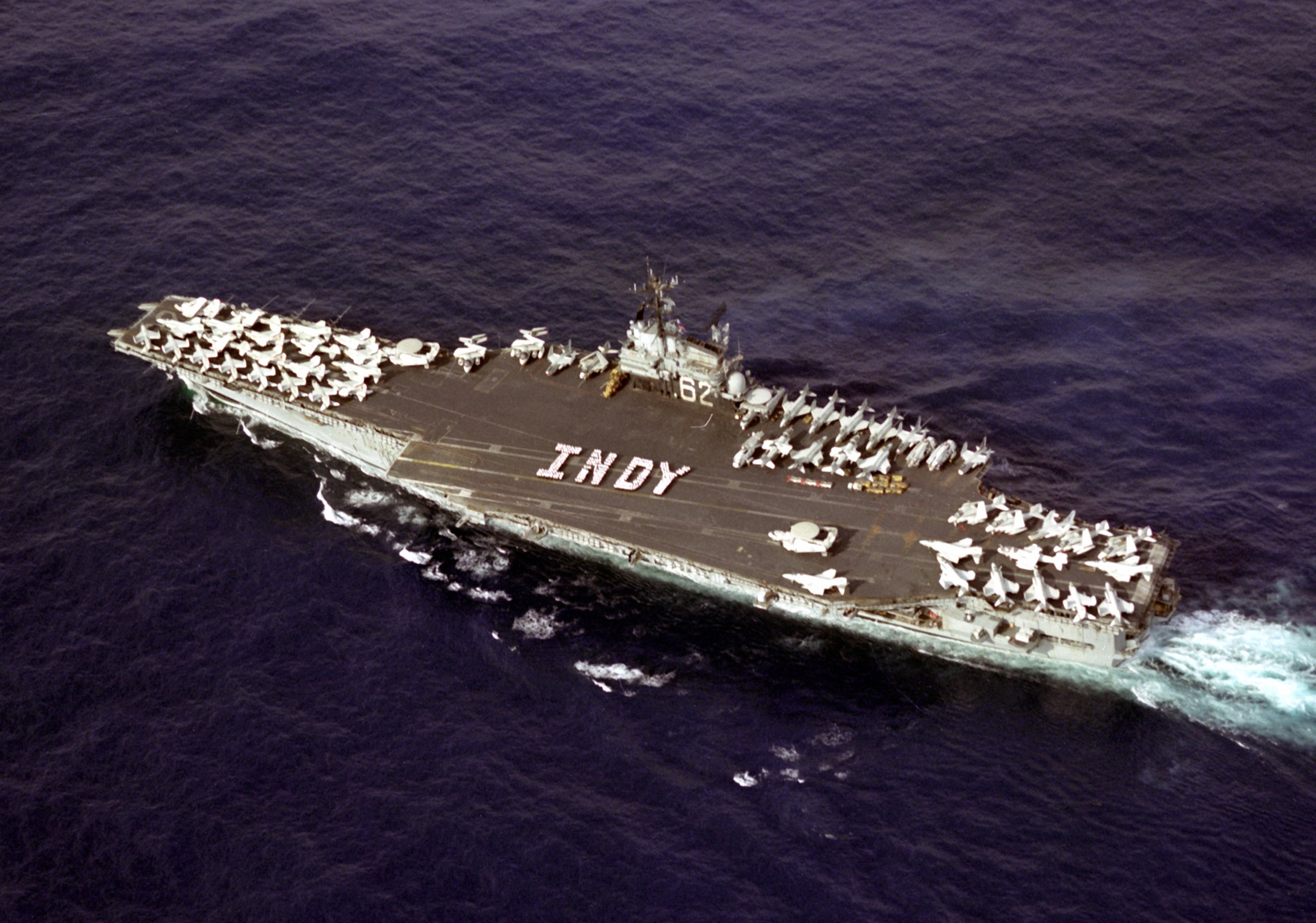 USS_Independence_(CV-62)_underway_in_197