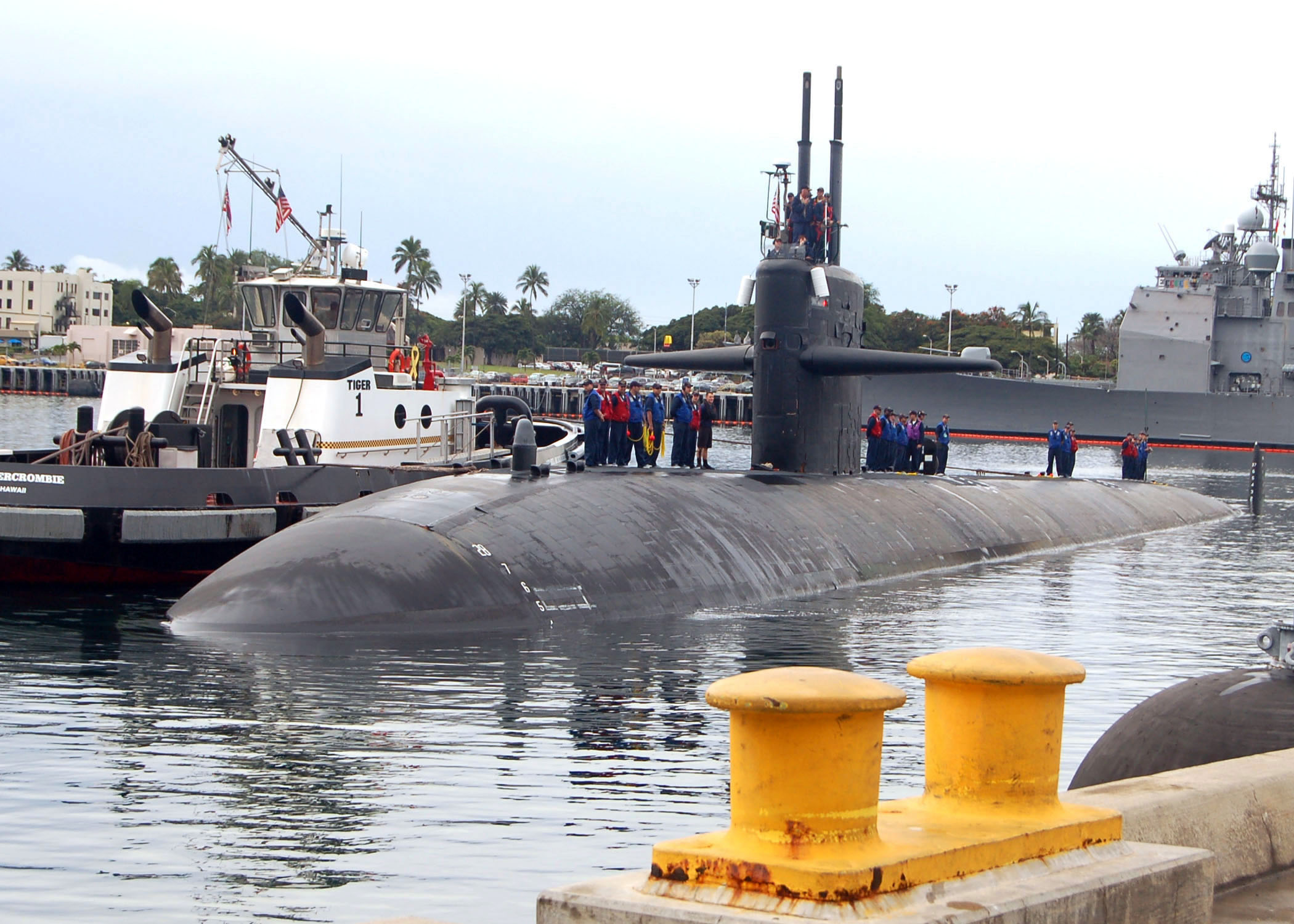 http://upload.wikimedia.org/wikipedia/commons/9/96/US_Navy_070313-N-9486C-001_Fast_attack_submarine_USS_Bremerton_(SSN_698)_returns_to_the_operational_side_of_the_Pacific_Submarine_Force_as_she_returns_to_Pearl_Harbor_Naval_Station.jpg