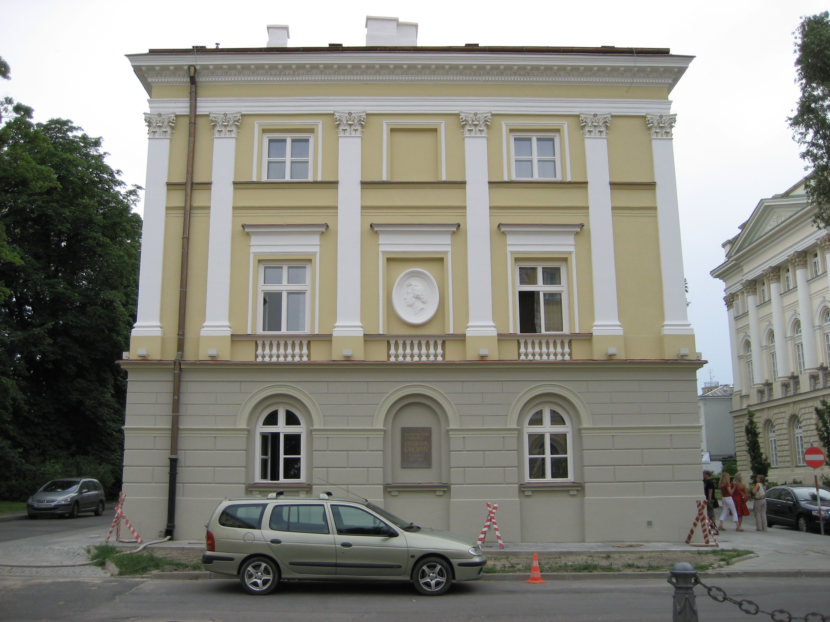 http://upload.wikimedia.org/wikipedia/commons/9/97/Chopin_home,_1817-27.JPG