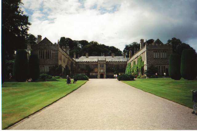 http://upload.wikimedia.org/wikipedia/commons/9/97/Lanhydrocks_from_the_gatehouse_-_geograph.org.uk_-_250432.jpg