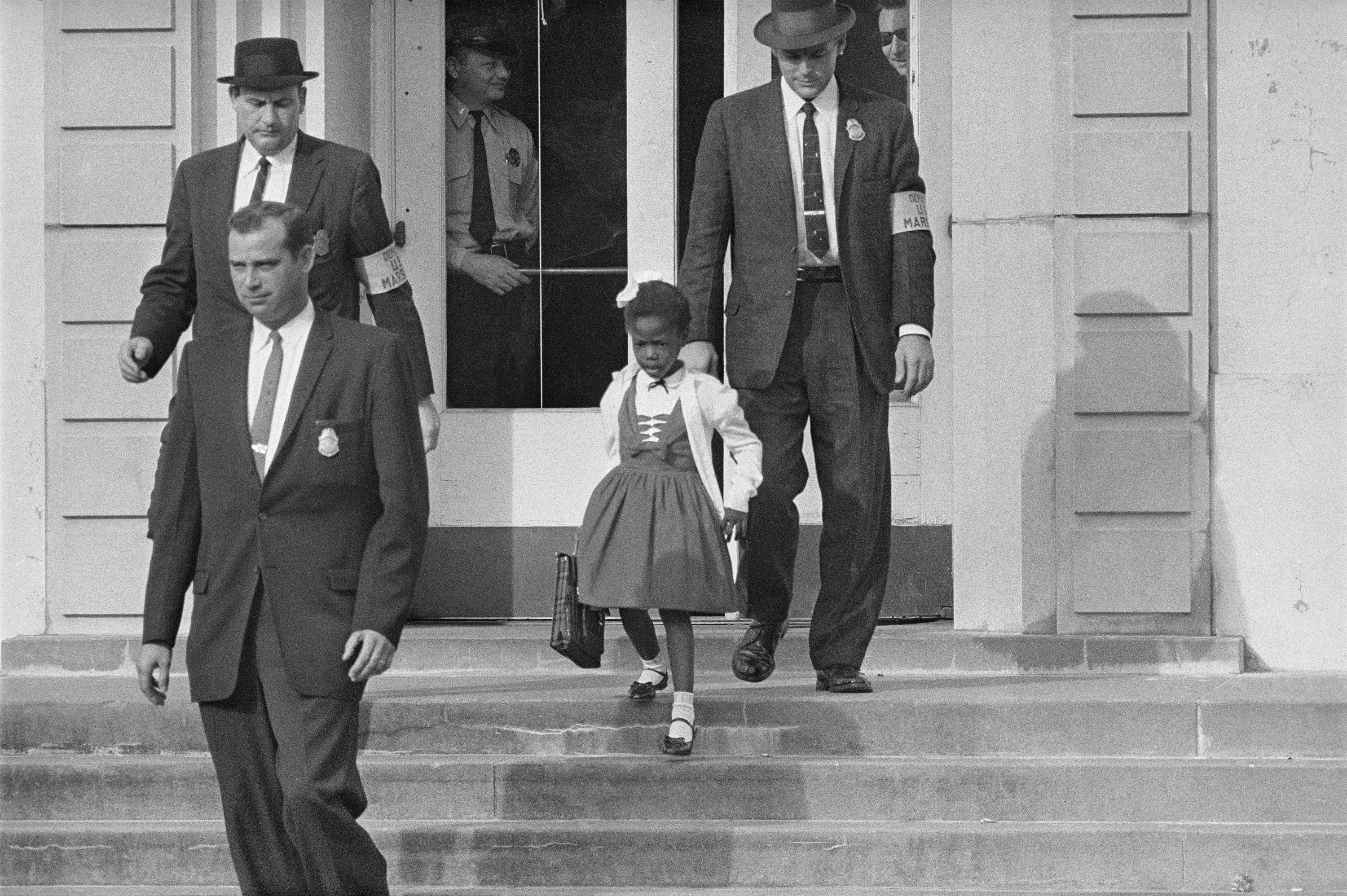 Ruby Bridges escoltada en las escaleras de la escuela [clic para ampliar imagen]