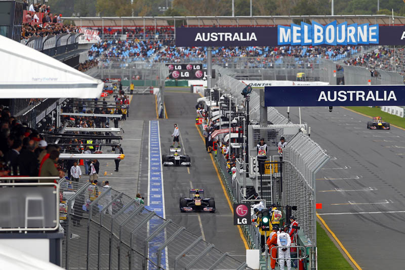 Fichier:2011 Australian GP pit lane.jpg
