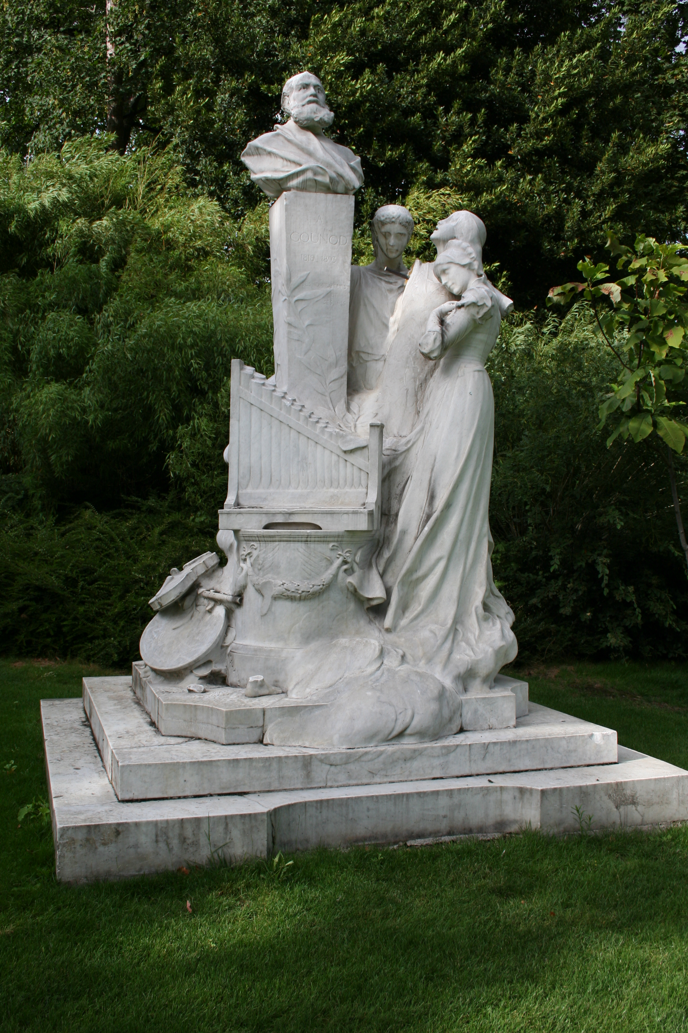 http://upload.wikimedia.org/wikipedia/commons/9/98/Parc_Monceau_20060812_Charles_Gounod.jpg