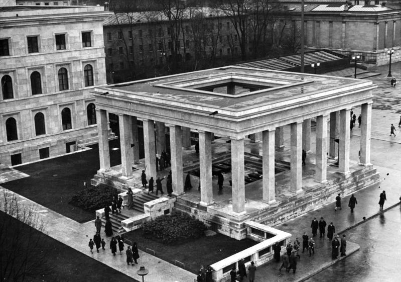 http://upload.wikimedia.org/wikipedia/commons/9/99/Bundesarchiv_Bild_183-S22310,_M%C3%BCnchen,_K%C3%B6nigsplatz,_Ehrentempel.jpg