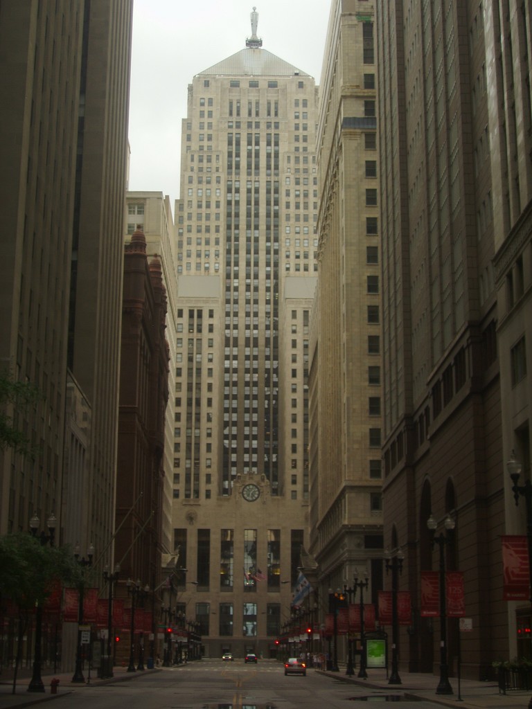 http://upload.wikimedia.org/wikipedia/commons/9/99/LaSalle_Street.jpg