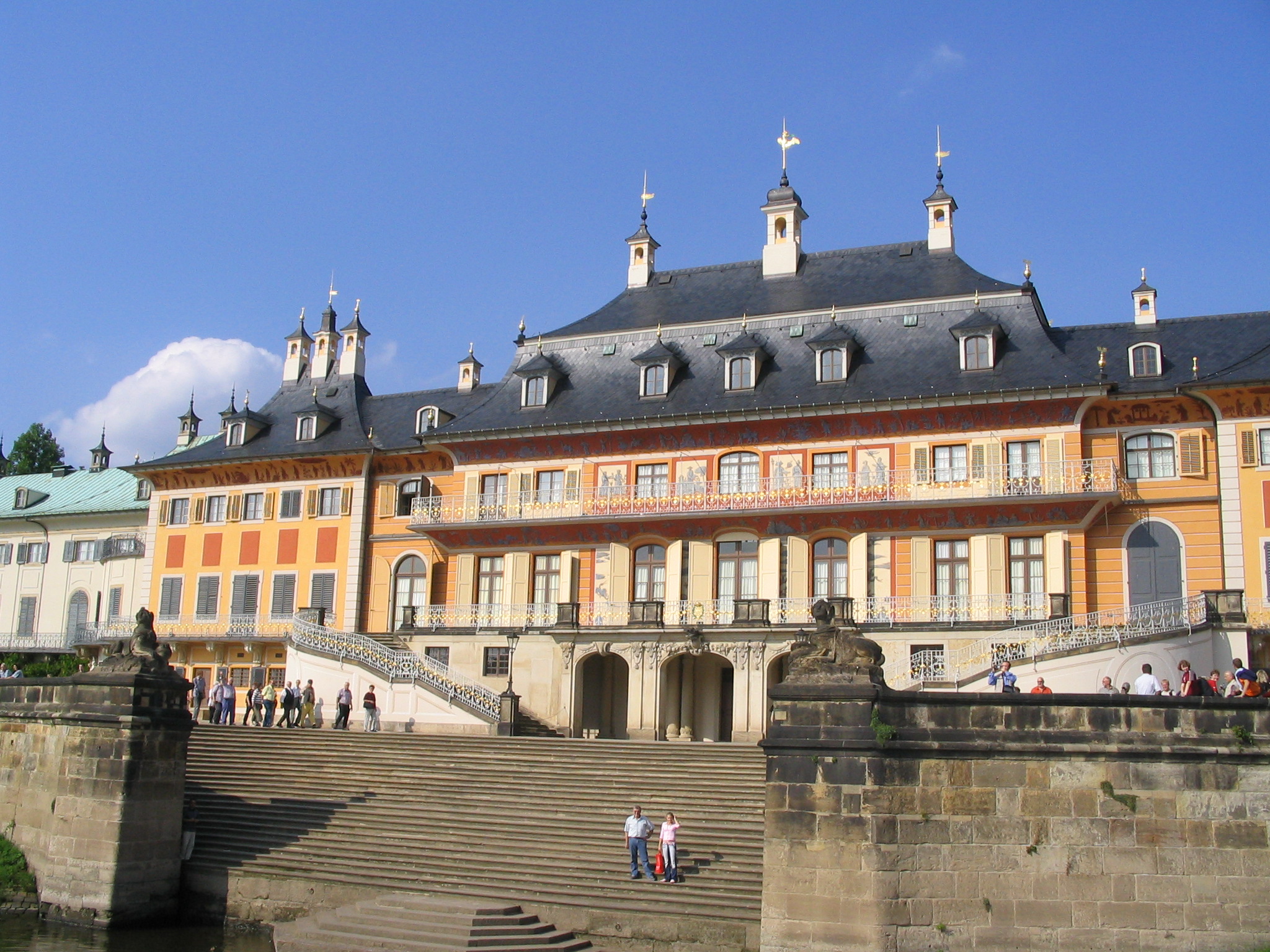 Schloss Pillnitz, von der Elbe aus gesehen