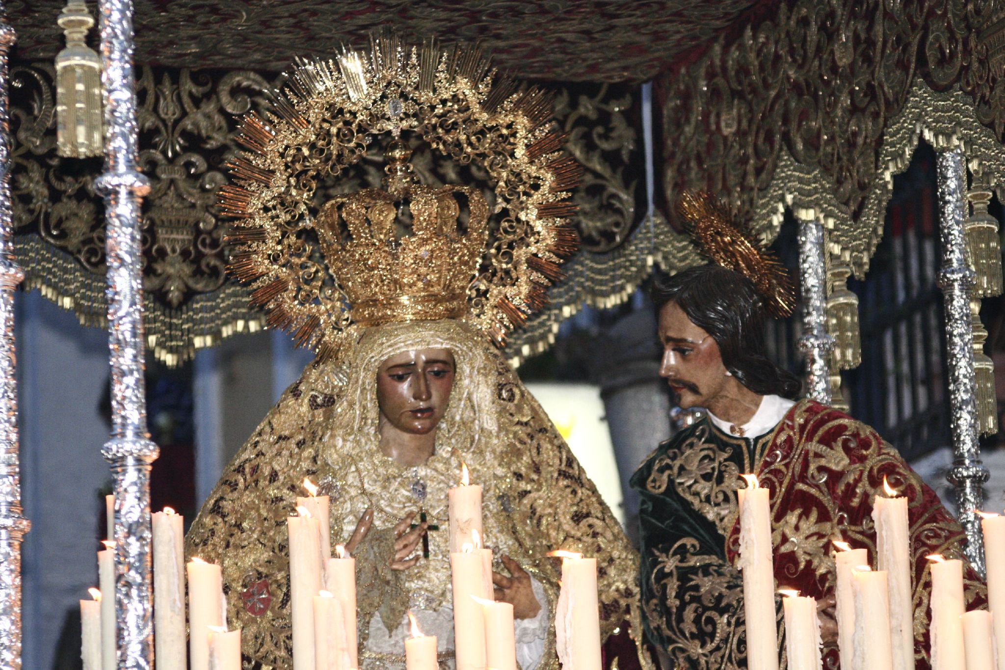 http://upload.wikimedia.org/wikipedia/commons/9/99/SemanaSantaSevillaAmargura2.jpeg