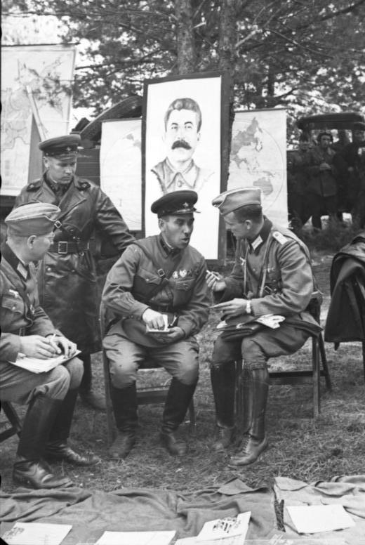 German and Soviet soldiers in Brest, 1939.