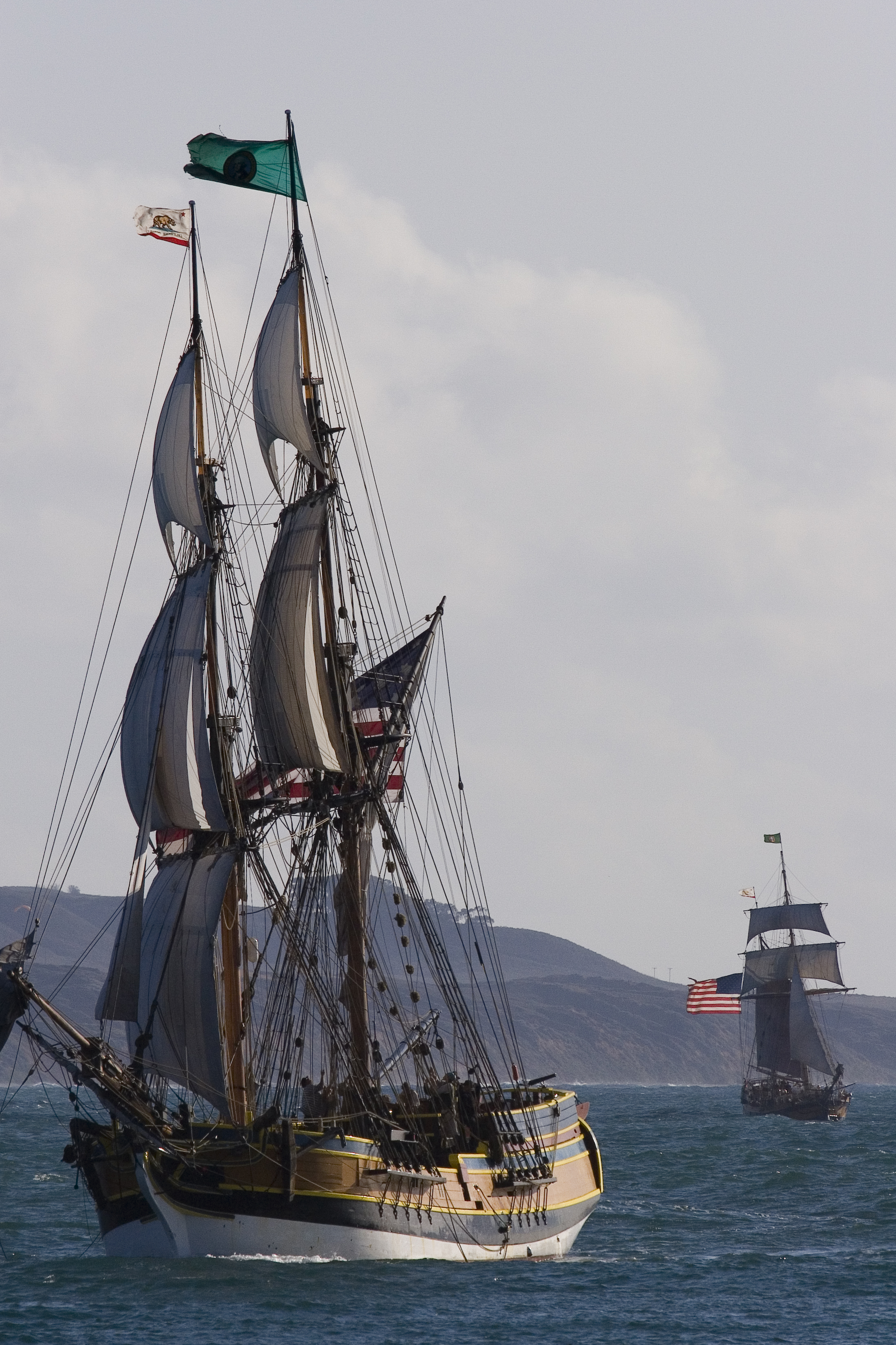 Lady_Washington_and_Hawaiian_Chieftain.j