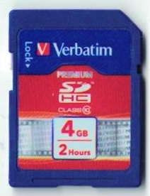 Sebuah kartu memori kecil berwarna biru, tidak lebih besar dari prangko, dengan "Verbatim 4 GB 2 hours" tercetak di atasnya