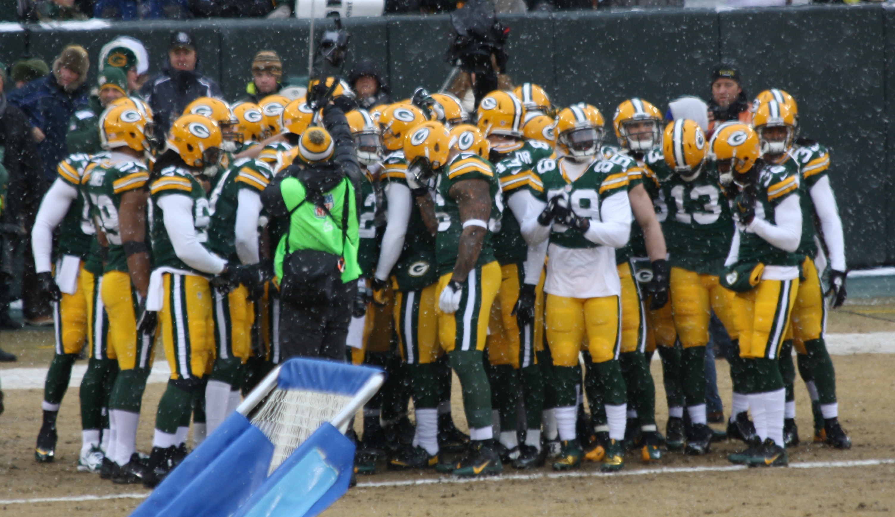 File:2013 Green Bay Packers Huddle at Game 16.jpg  Wikimedia Commons