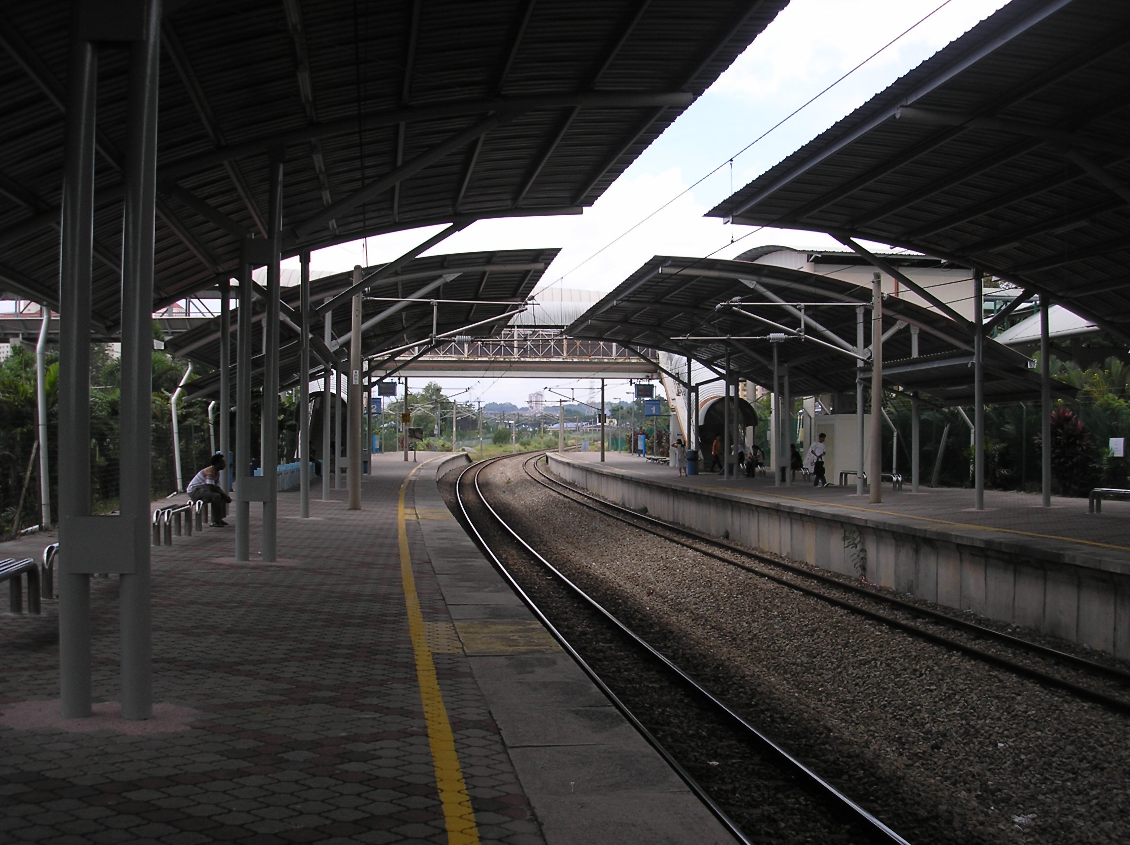 Bandar_Tasik_Selatan_station_(Rawang-Seremban_Line)_(platform_with_upgraded_canopies,_northward),_Kuala_Lumpur.jpg