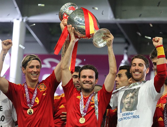 파일:Torres, Mata and Ramos Euro 2012 trophy 01.jpg