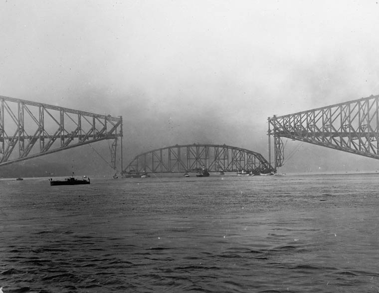 Fichier:Collapse of the centre span of the Quebec Bridge.jpg
