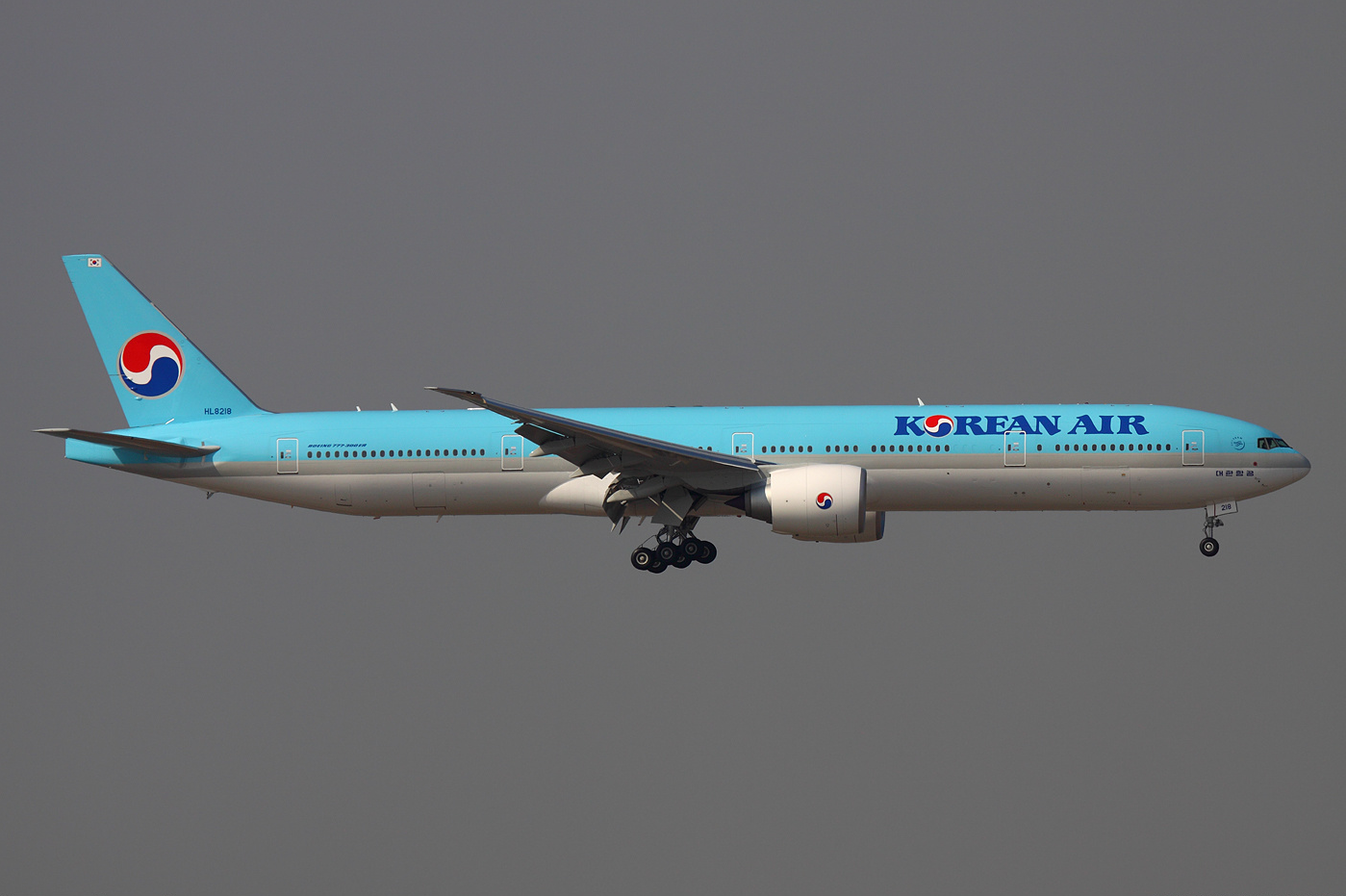 File:Korean Air Boeing 777-300ER HL8218 HKG 2011-12-8.png - Wikimedia Commons