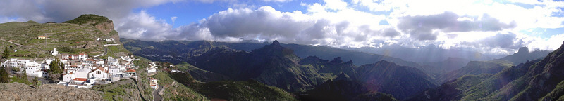 Panoramafoto met links het dorp Artenara