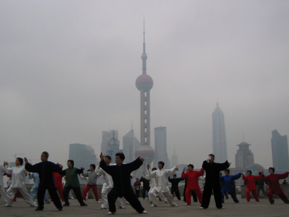 Tai Chi-Übungen im Smog von Shanghai (Foto: Jgremillot via Wikipedia)