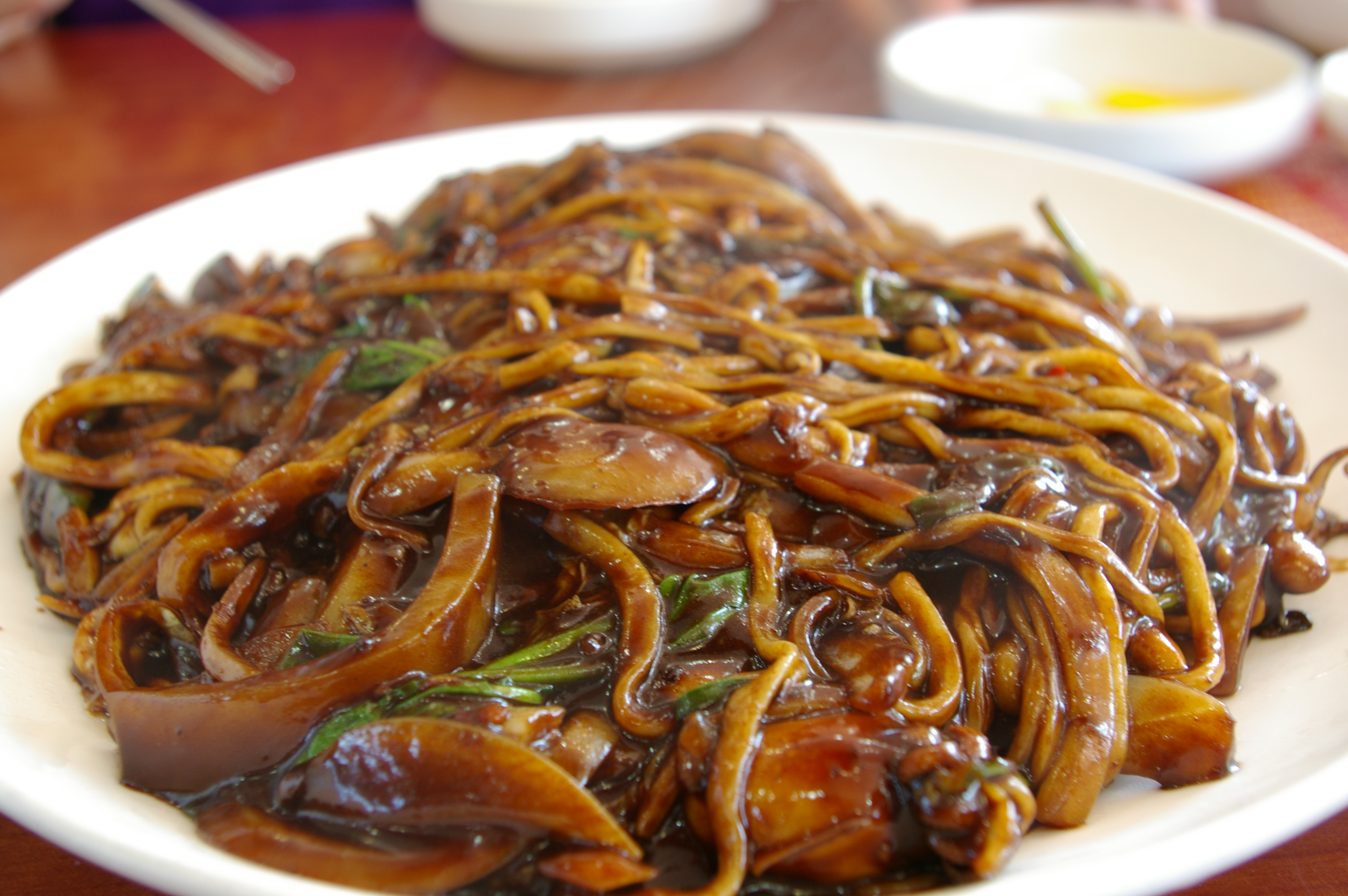 Korean_black_bean_noodle_dish-Jaengban_J