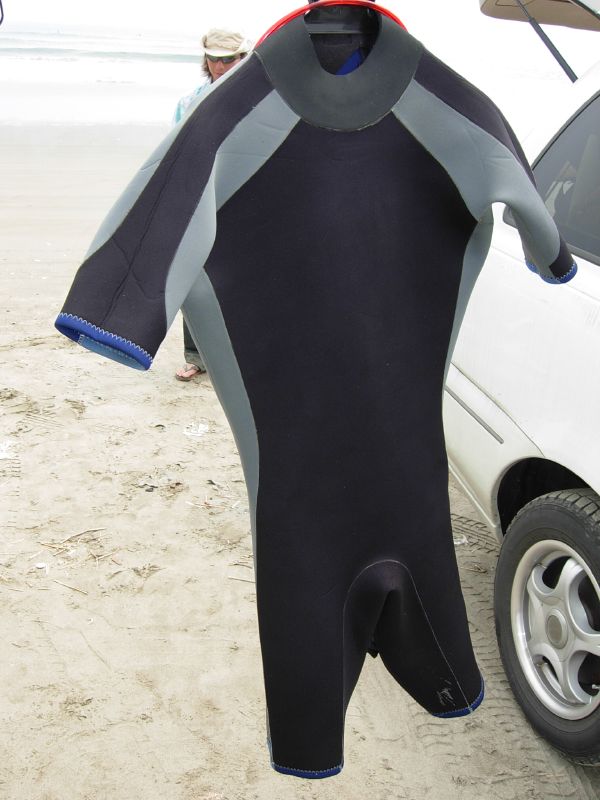 http://upload.wikimedia.org/wikipedia/commons/a/a0/Shorty_wetsuit.jpg