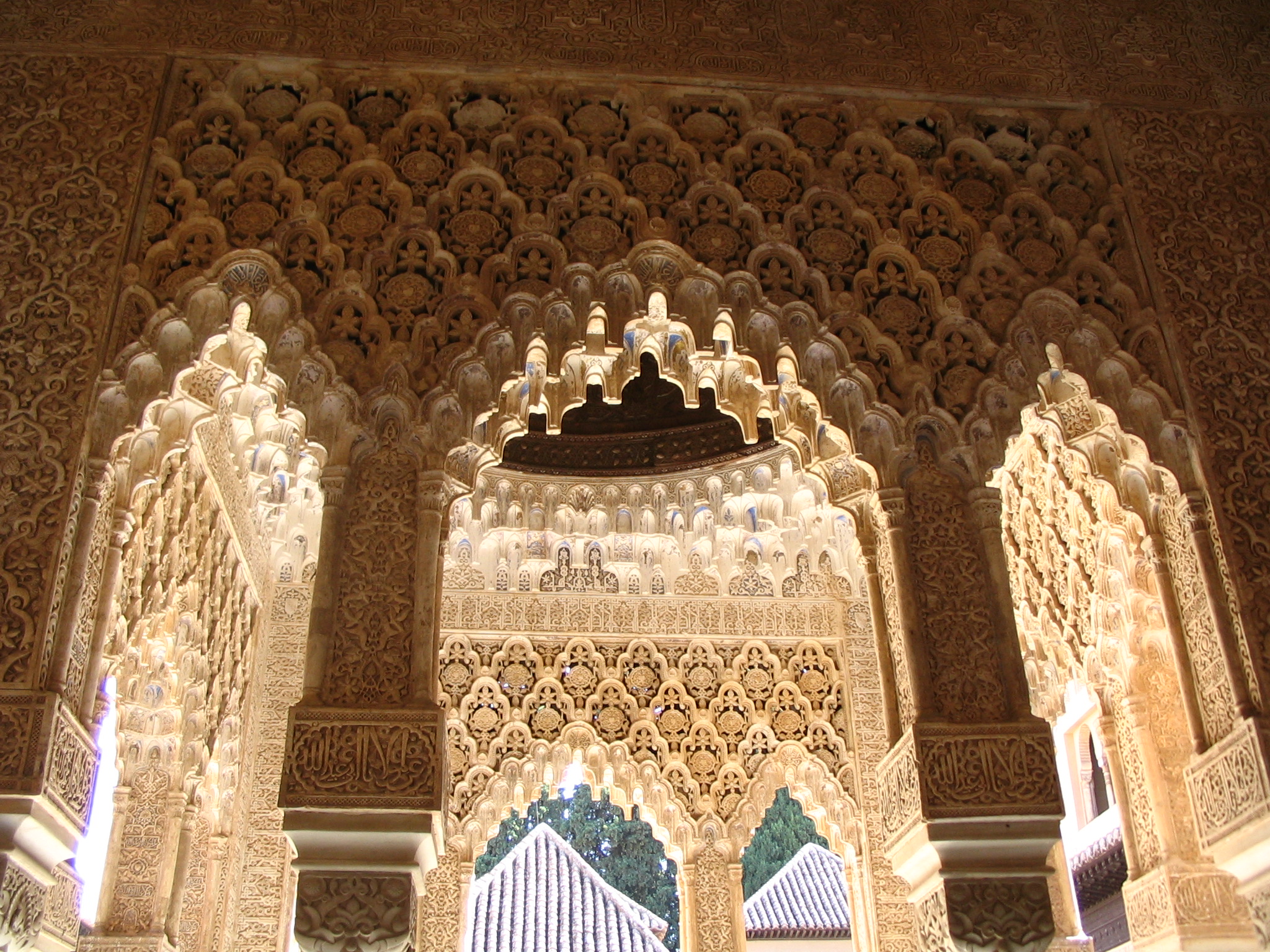 http://upload.wikimedia.org/wikipedia/commons/a/a1/Arcos_en_patio_de_los_leones,_la_Alhambra.JPG