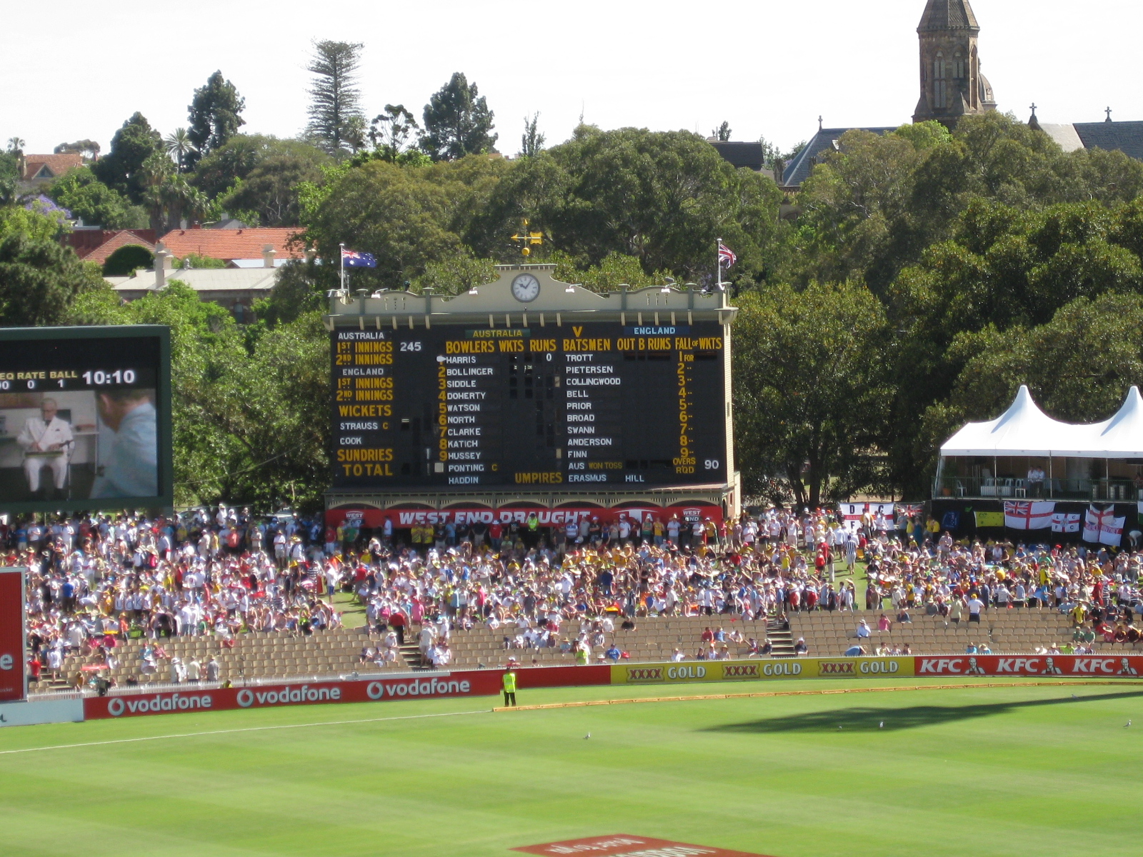 English: Adelaide Oval Scoreboard, Dec 2010 du...