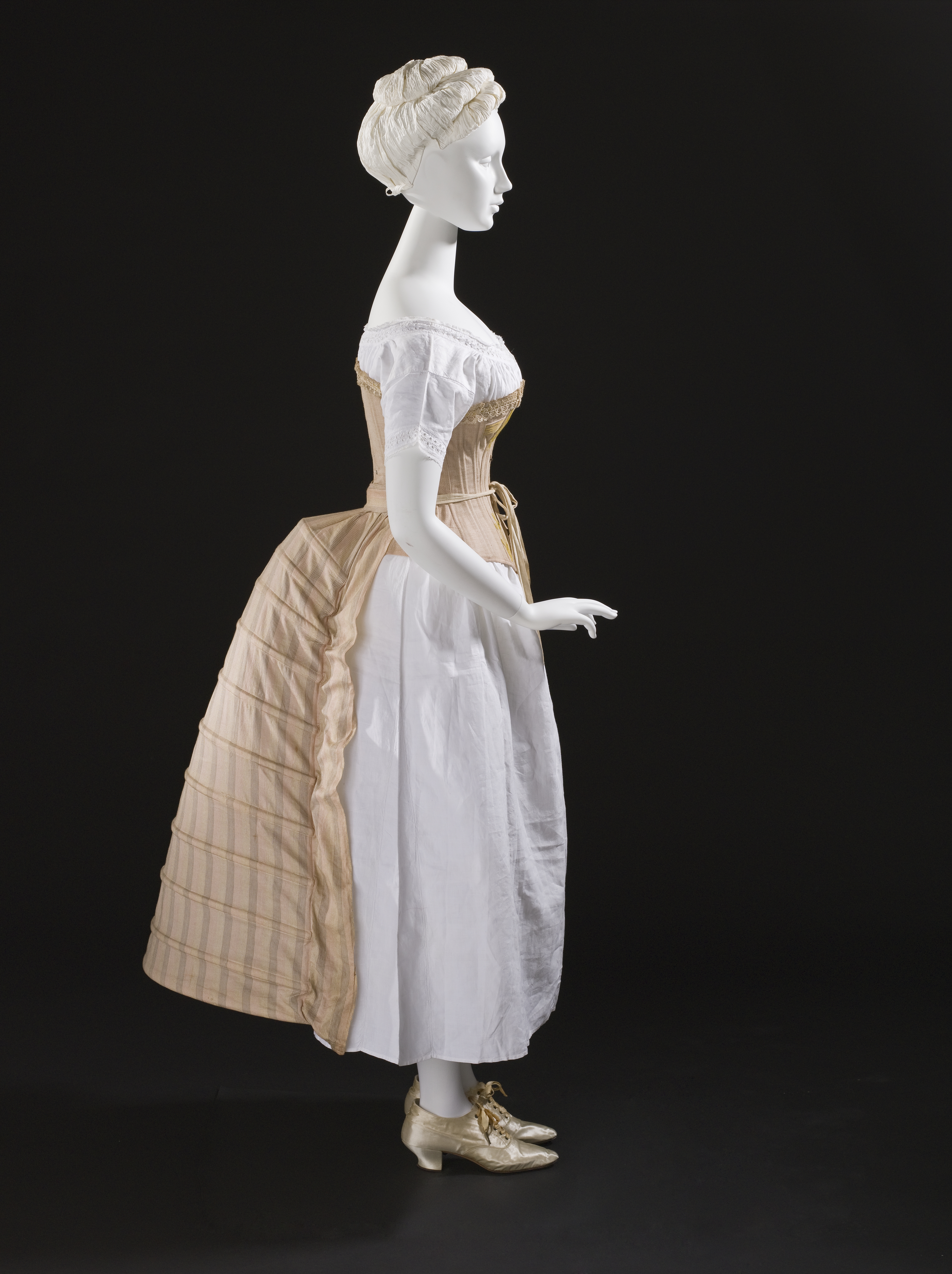 From 1870s , clothings became simpler and diverse in styles. In the  title=