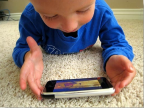 Schon kleine Kinder nutzen Smartphones