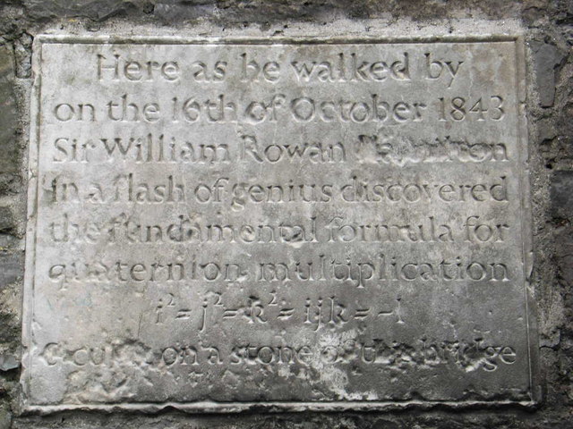 ブルーム橋にある四元数発見の碑文。散歩の途中閃きを得たハミルトンは、四元数を定義する式を橋に刻み付けた。Wikipediaより
