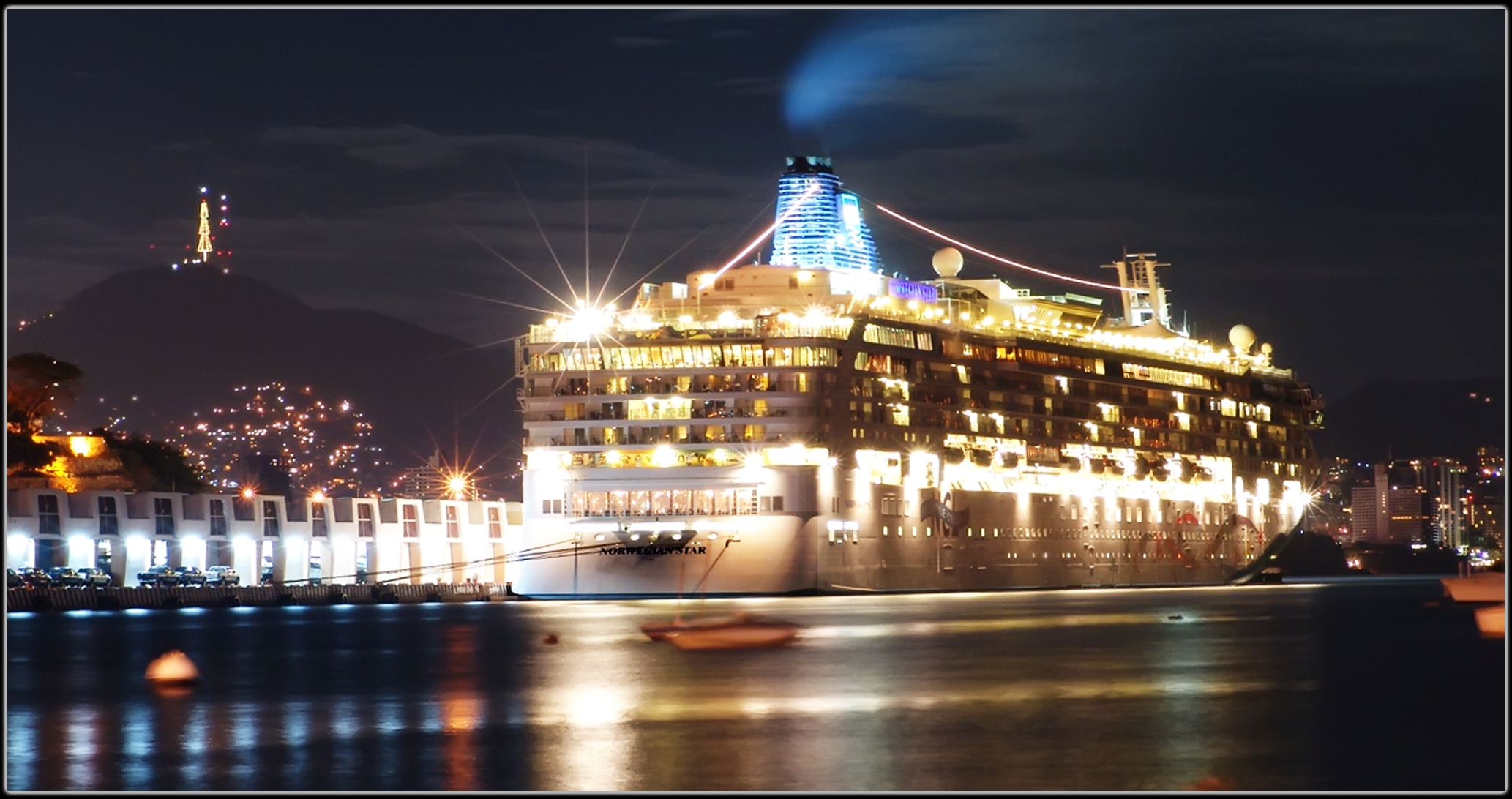 اكابولكو : المكسيك / Acapulco : Mexico Crucero_en_la_Terminal_Mar%C3%ADtima_de_Acapulco,_M%C3%A9xico