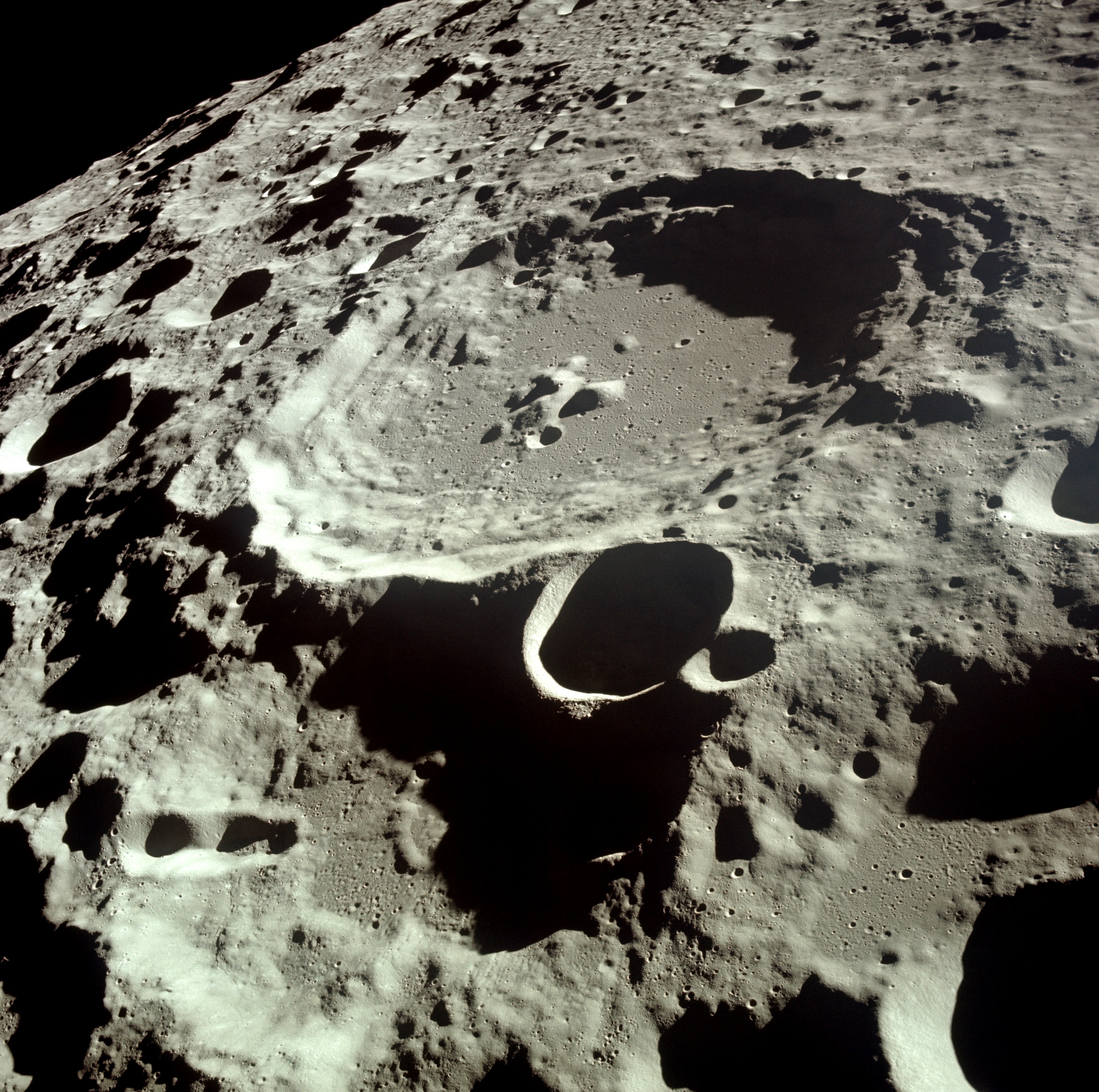 http://upload.wikimedia.org/wikipedia/commons/a/a3/Moon_Dedal_crater.jpg