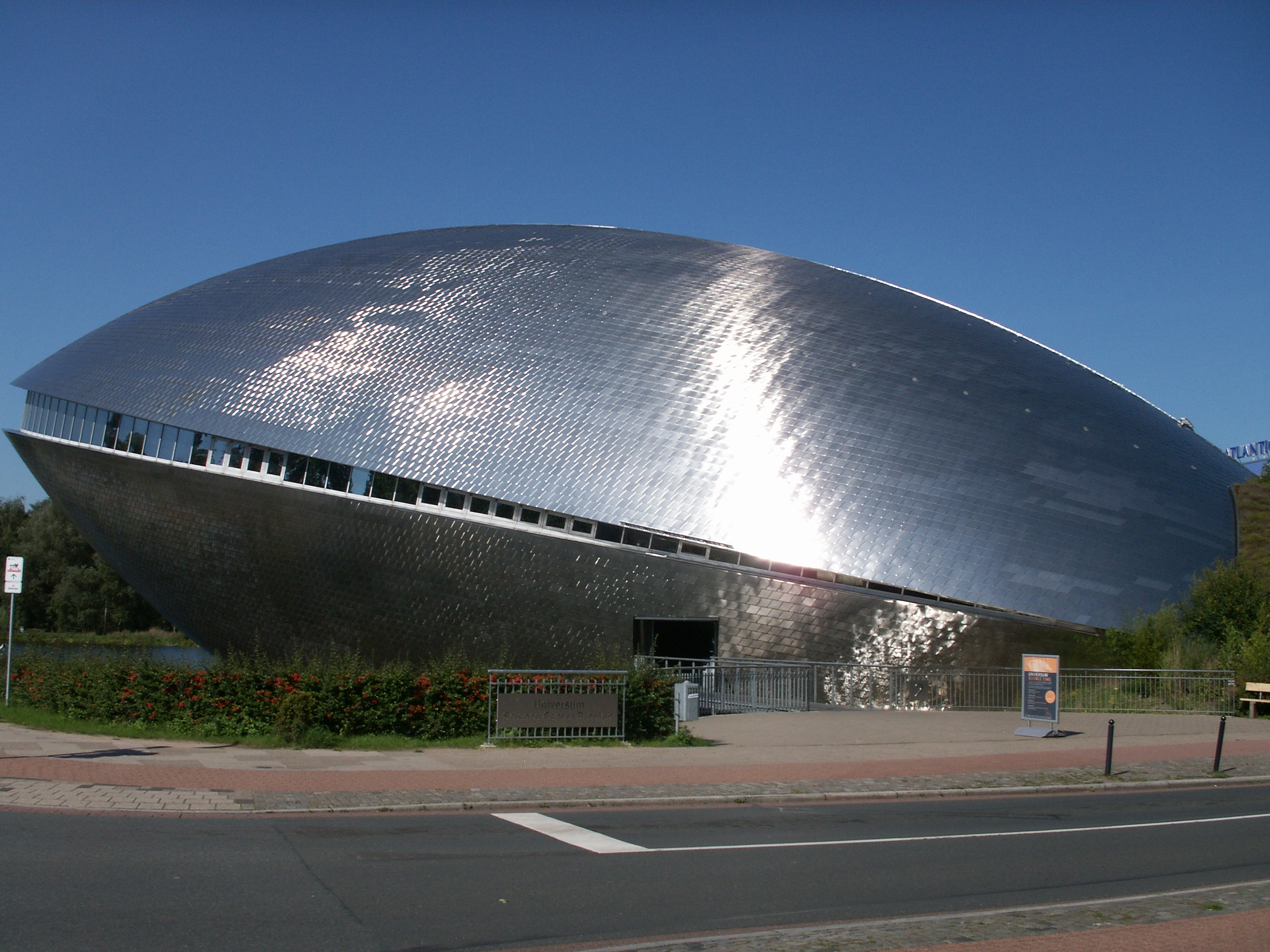 http://upload.wikimedia.org/wikipedia/commons/a/a3/Universum%C2%AE_Science_Center,_Bremen,_Germany.jpg