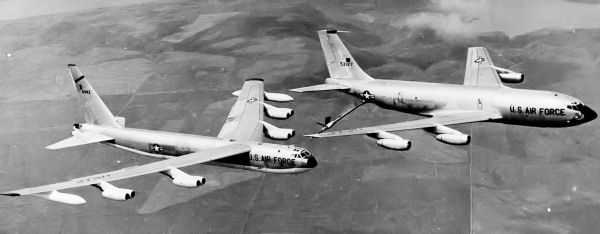 Ravitaillement en vol d'un B-52, lui donnant une autonomie permettant de faire le tour du monde.