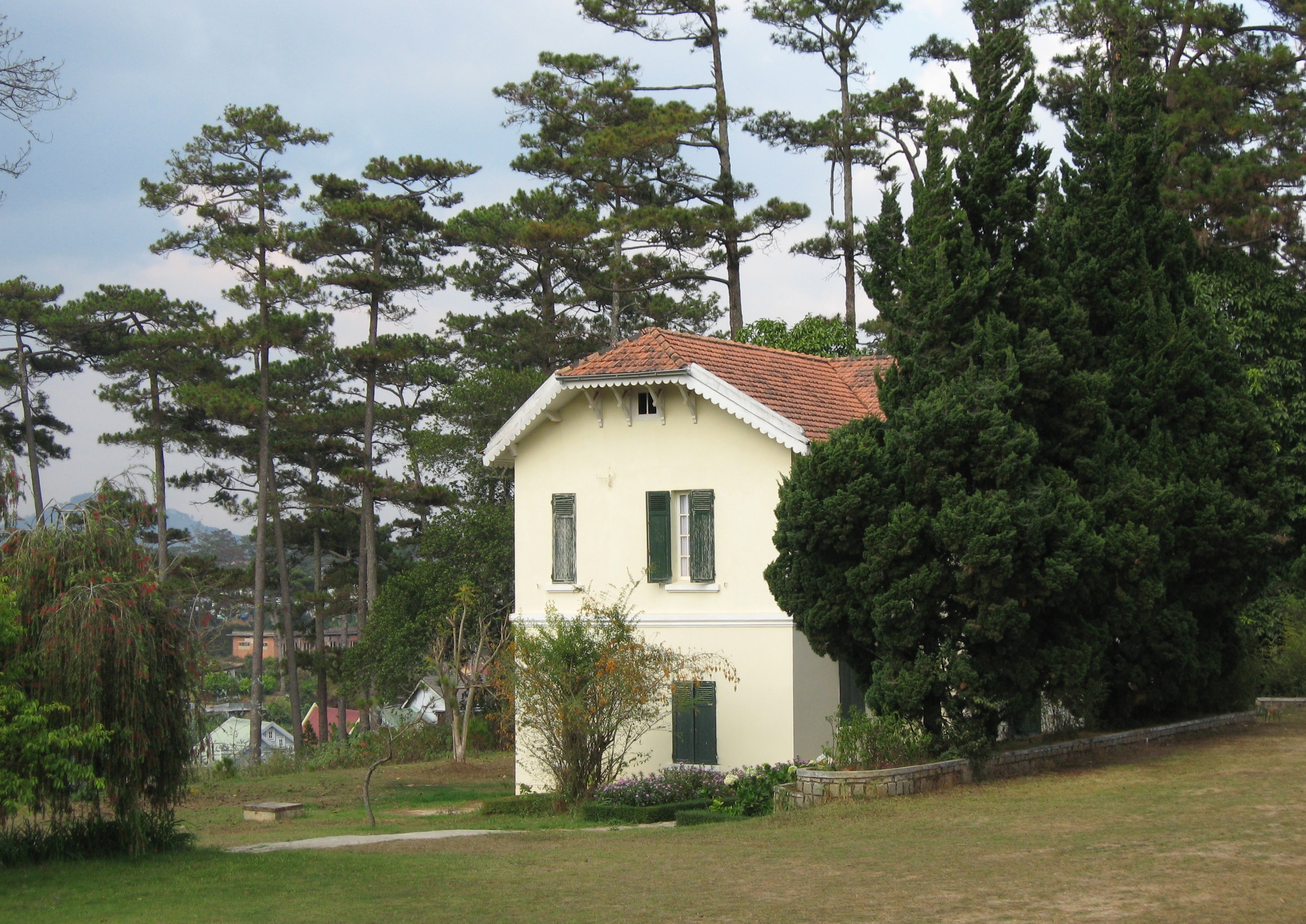 Villa,_Tran_Hung_Dao_street,_Da_Lat_03.jpg