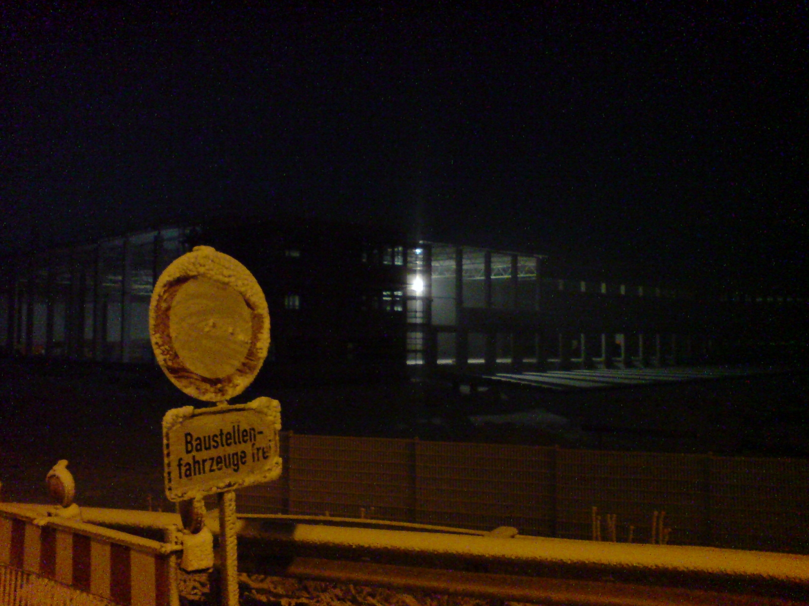 http://upload.wikimedia.org/wikipedia/commons/a/a4/Warehouse_Construction_At_Night.jpg