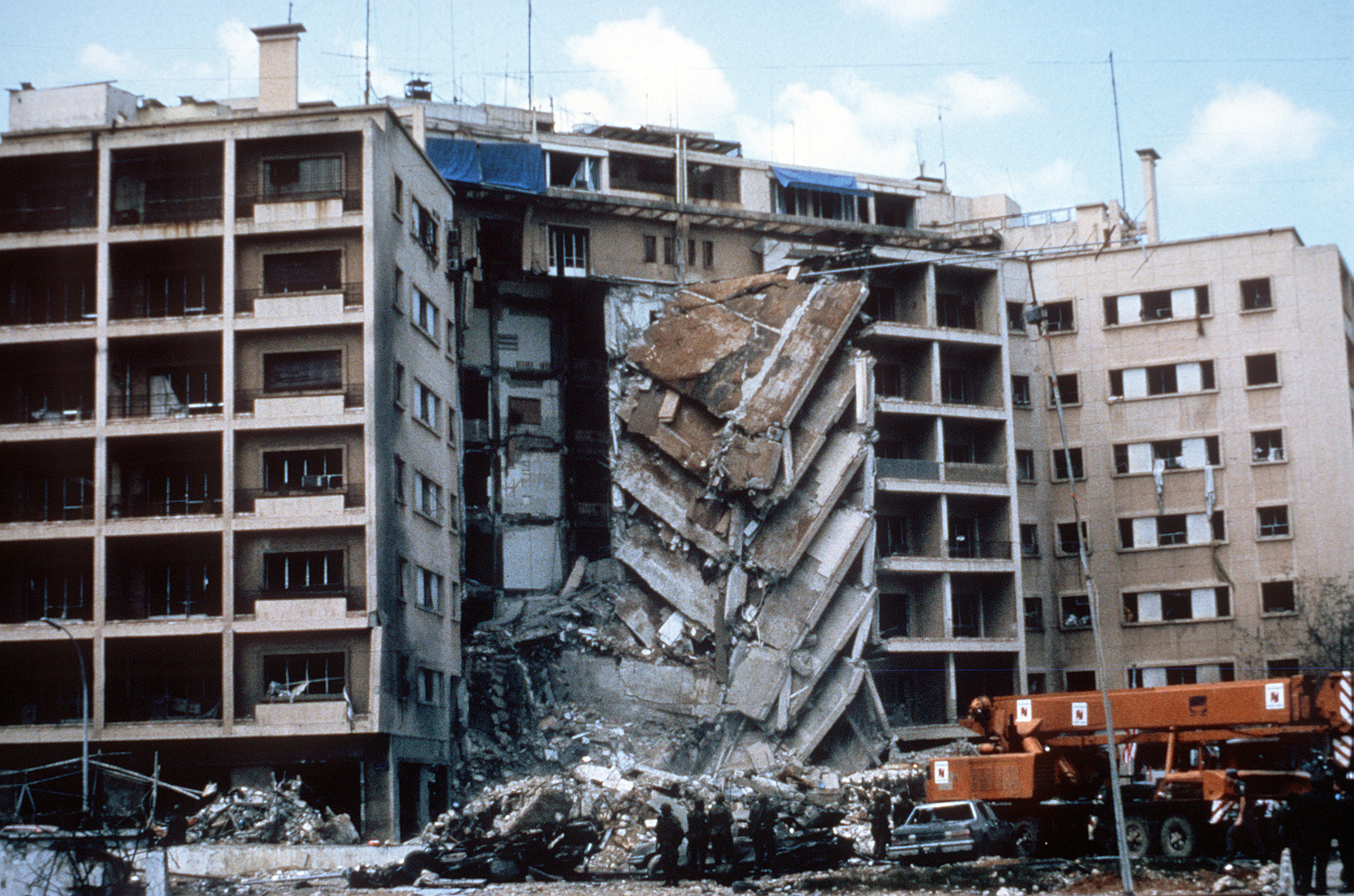 http://upload.wikimedia.org/wikipedia/commons/a/a5/BombenanschlagUS-BotschaftBeirut.jpg