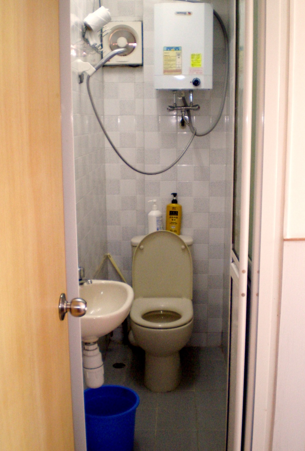 File:Hong Kong combination shower and bathroom.jpg - Wikipedia, the