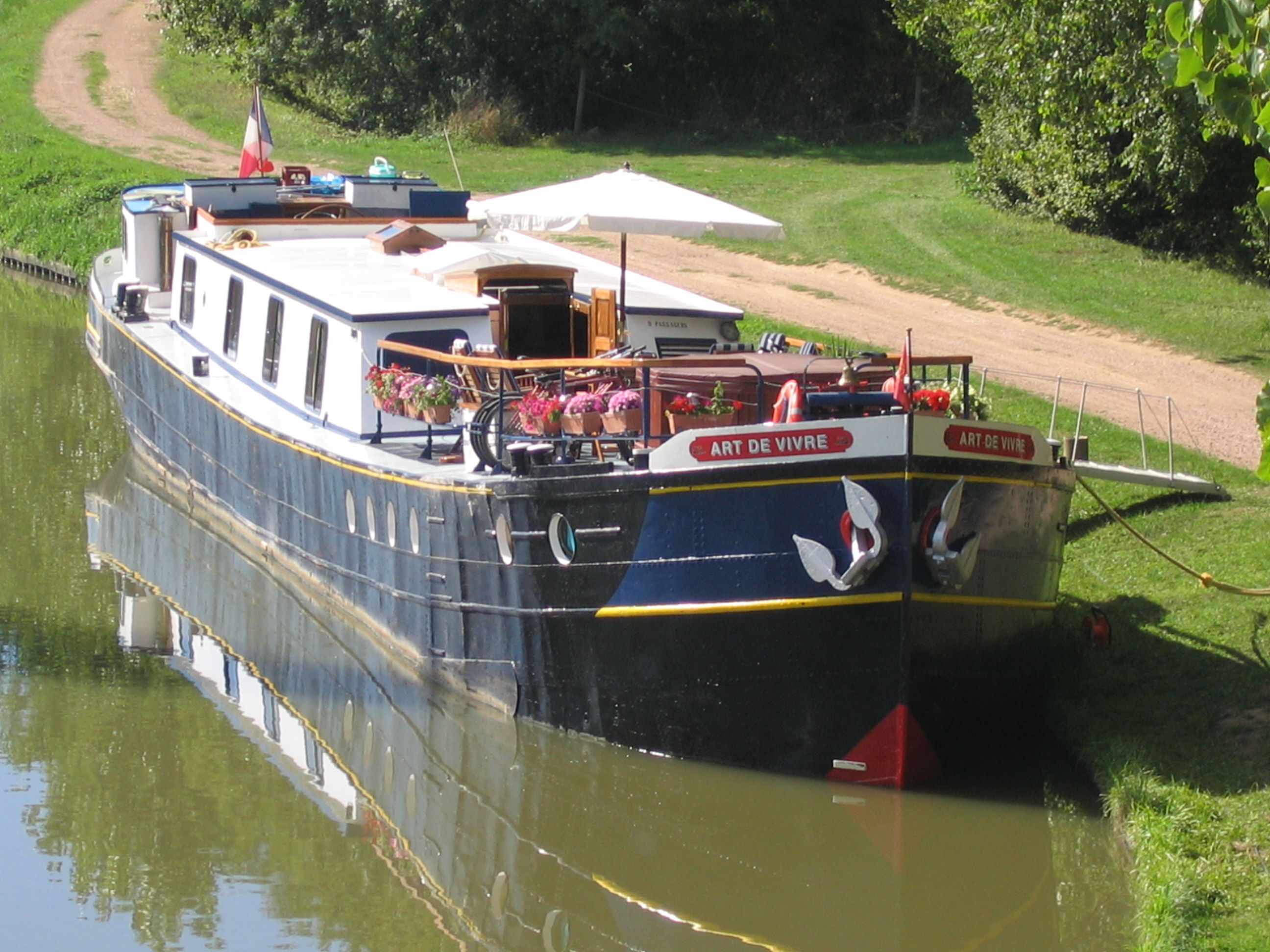 File:L'art de Vivre Hotel Barge Moored on the Nivernais ...