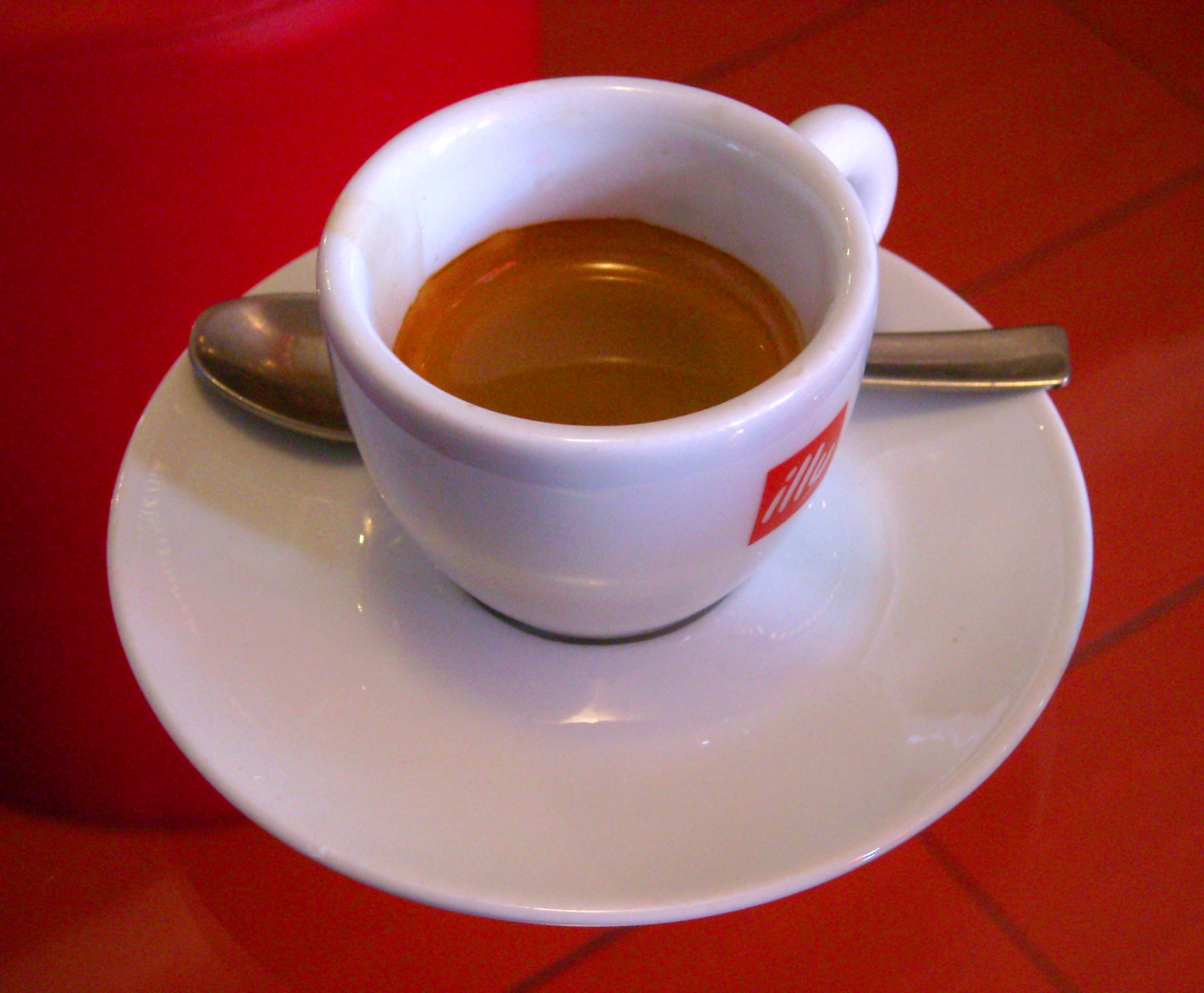 Una tazzina di caffè invitante - Benessere: lo sapevi che prendiamo il caffè nei momenti sbagliati?