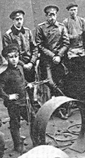 В.А. Мгебров (слева вверху) в цехе Ижорского завода. 1915 год.