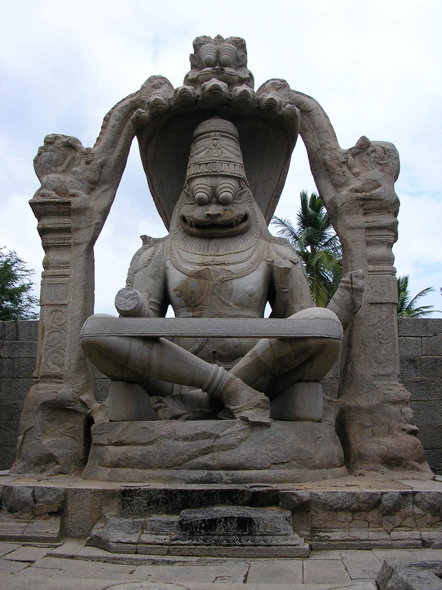 LAKSHMI-NARASIMHA_statue_at_Hampi.jpg