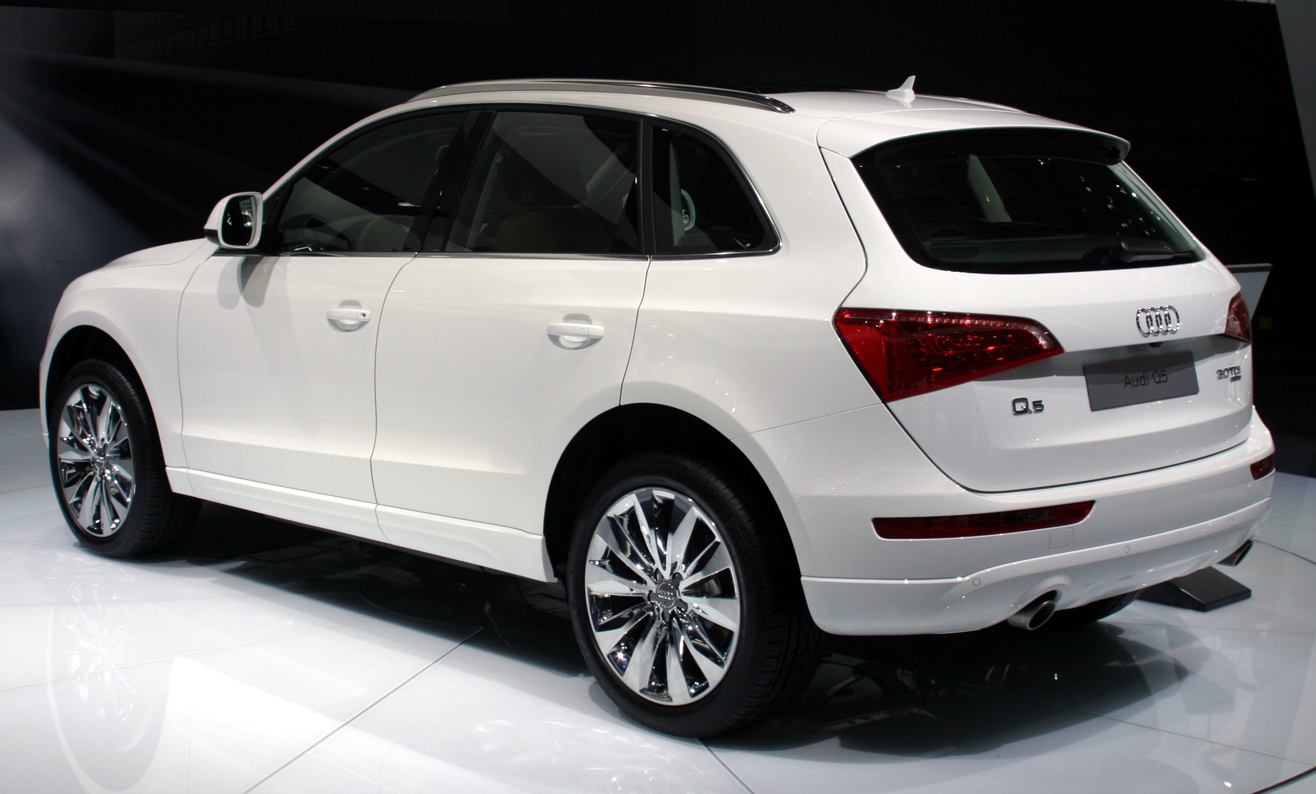 white audi q5