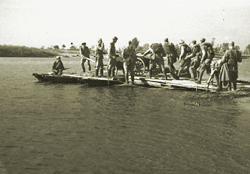 Советские бойцы форсируют реку Днепр