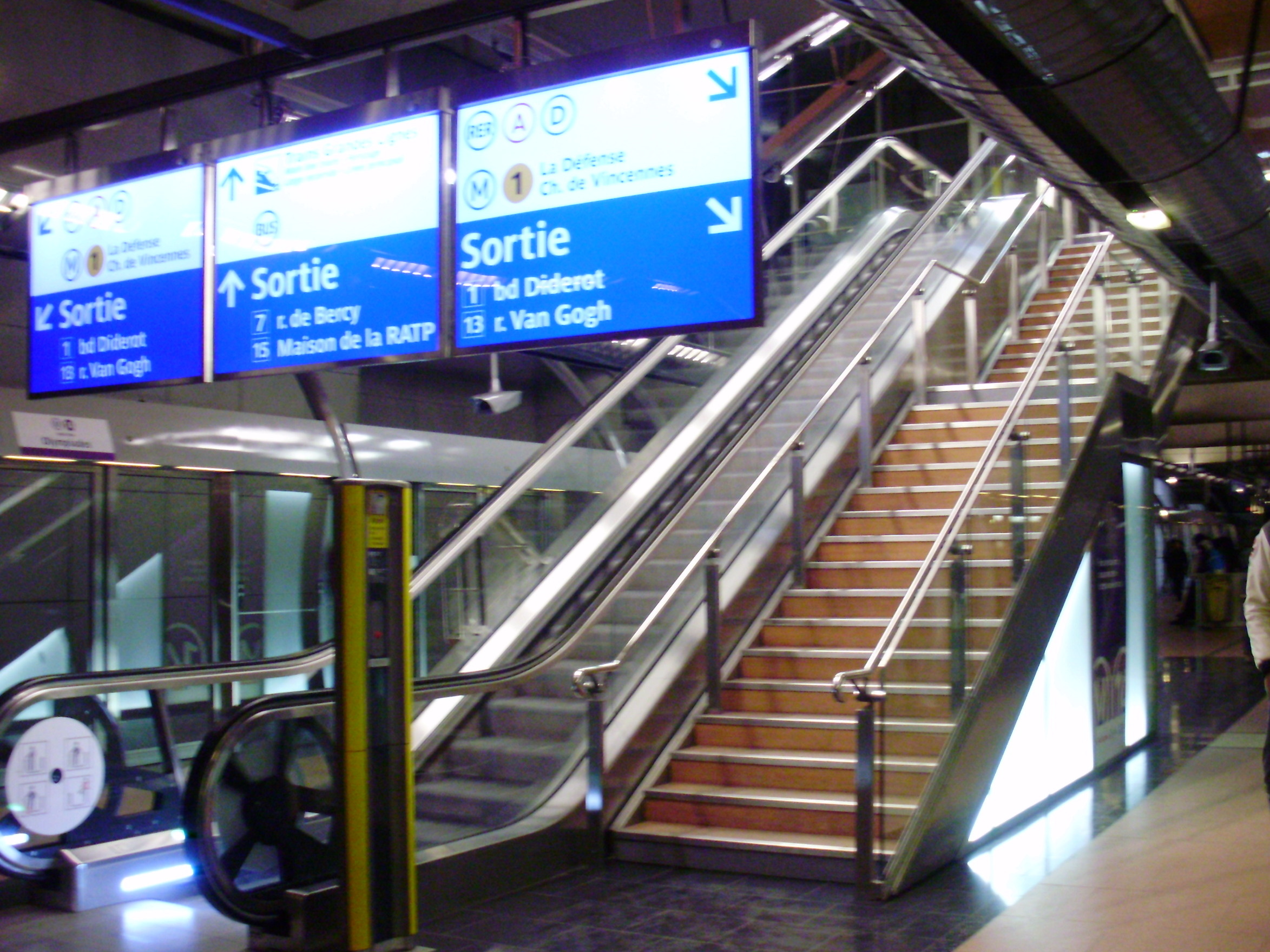 Description Gare de Lyon metro L14 sortie milieu.jpg
